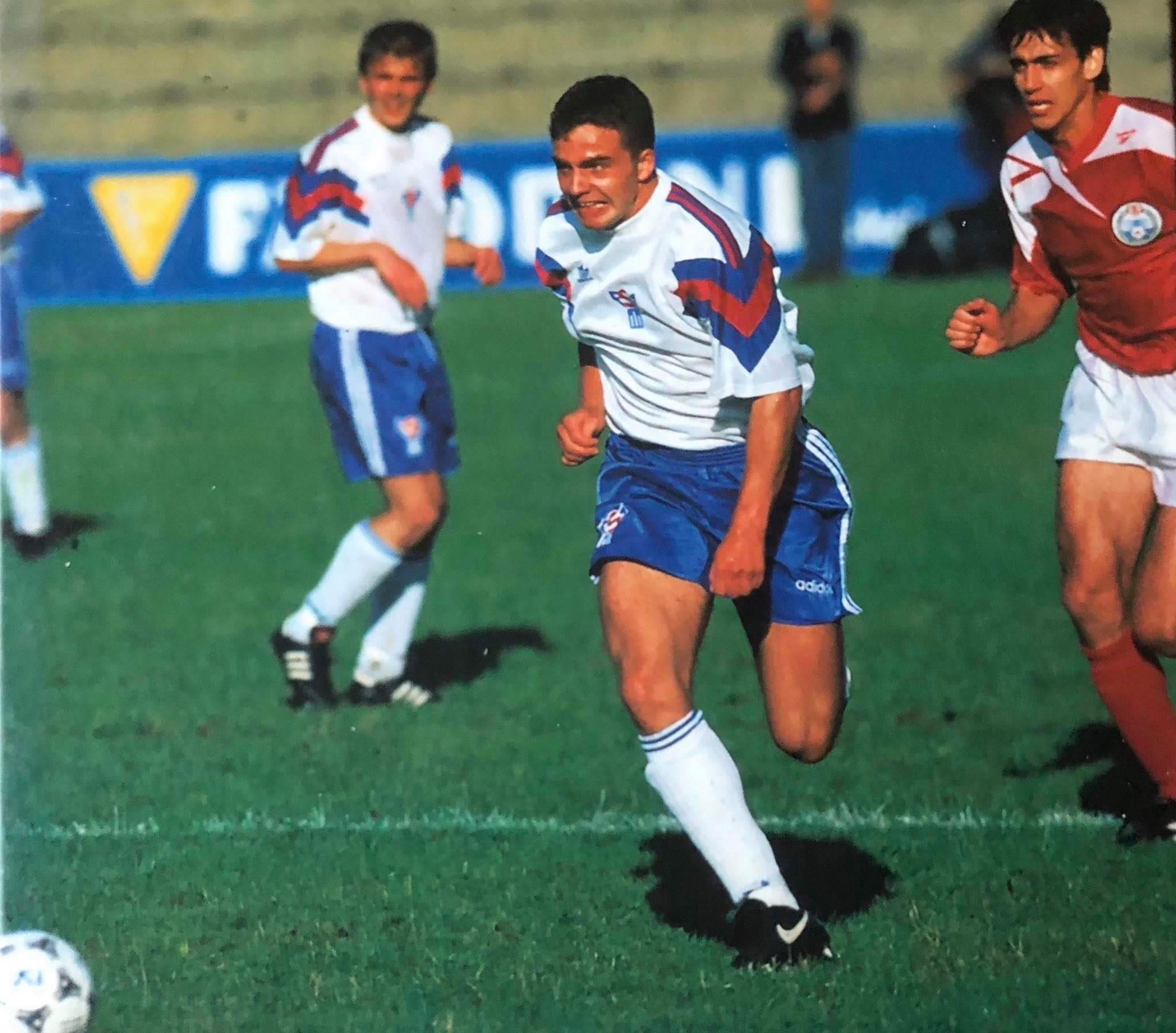 Her sæst Todi Jónsson í dystinum móti Russlandi fyri júst 25 árum síðani, 6. september í 1995