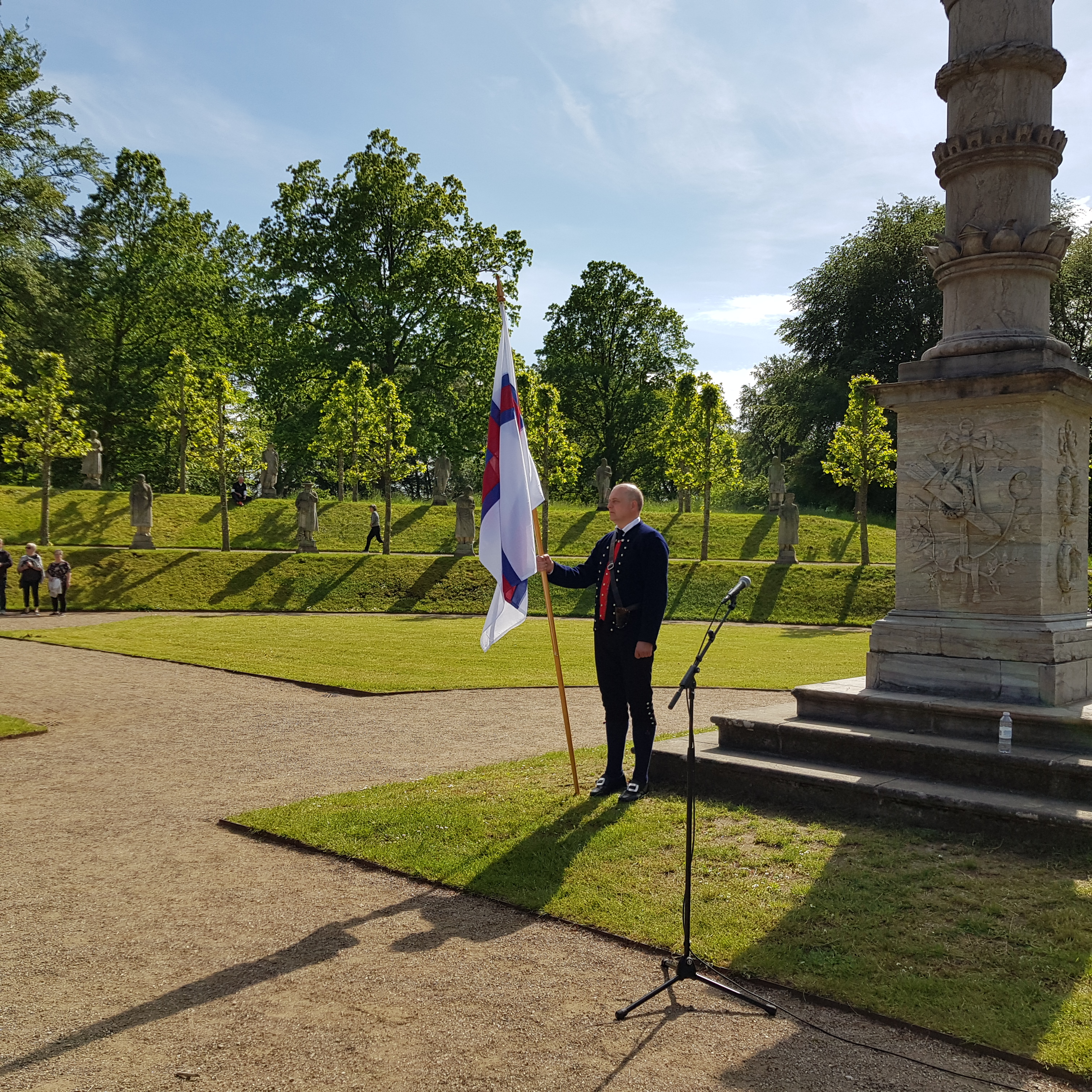 Mouritz Mohr við Merkinum – sum abbin Kjartan Mohr fyri 100 árum síðani. (Myndir: Heri Simonsen)