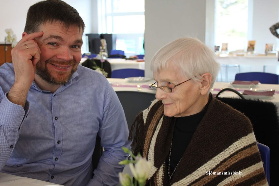 Ólavur Jacobsen, trúboðari á Ørkini í Íslandi, tosar við eina av konunum á landsstevnuni