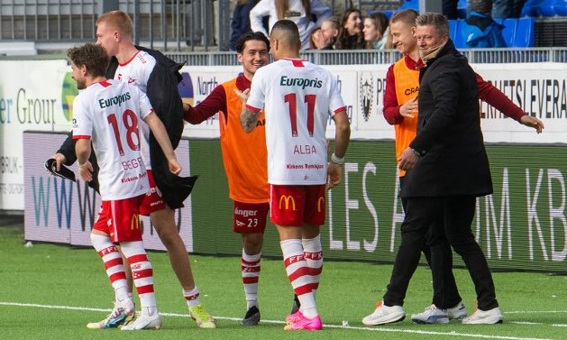 Mikkjal Thomassen fagnar sínum leikarum aftaná dystin í Kristiansund (Mynd: Fredrikstad Blad)