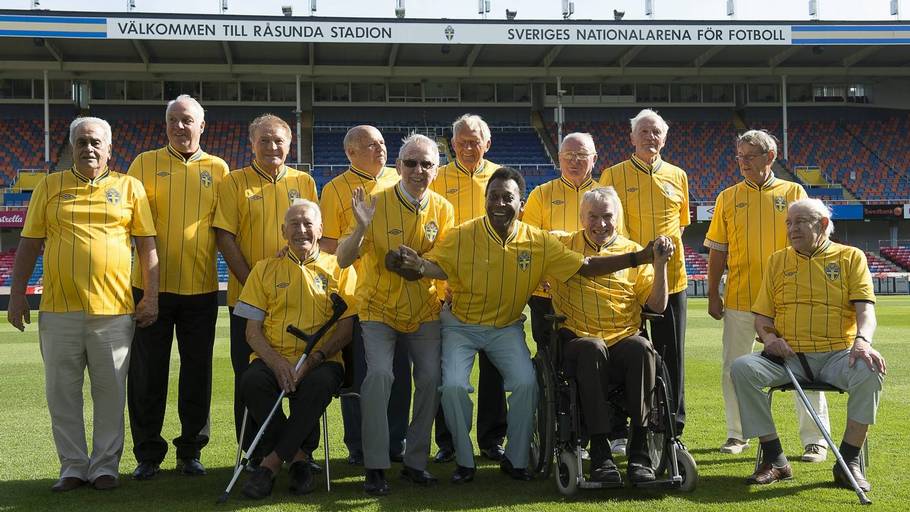 HM-gull og HM-silvurvinnarar hjá Brasil og Svøríki møttust aftur á Råsunda leikvøllinum stutt áðrenn hann bleiv rivin niður í 2012.