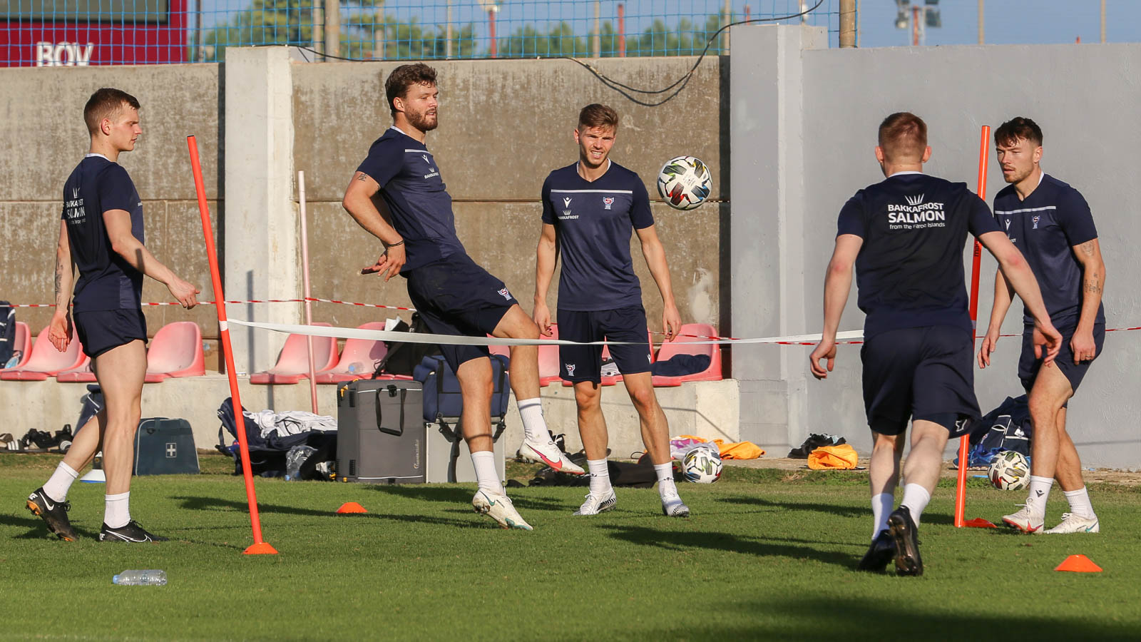 Landsliðsspælarar royna seg í fóttennis. Í summar skal Føroya besta lið í Fóttennis finnast á Føroyaleikunum 2021, sum ÍSF skipar fyri - Mynd: Hans Erik Danielsen