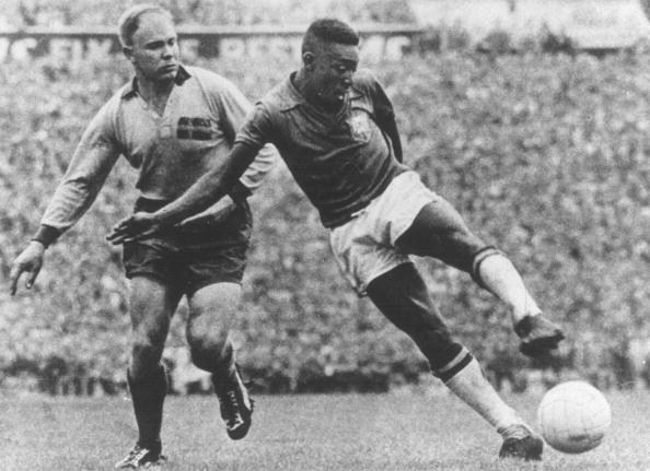 Pelé undir HM-finaluni á Råsunda leikvøllinum í Stokkhólmi í 1958