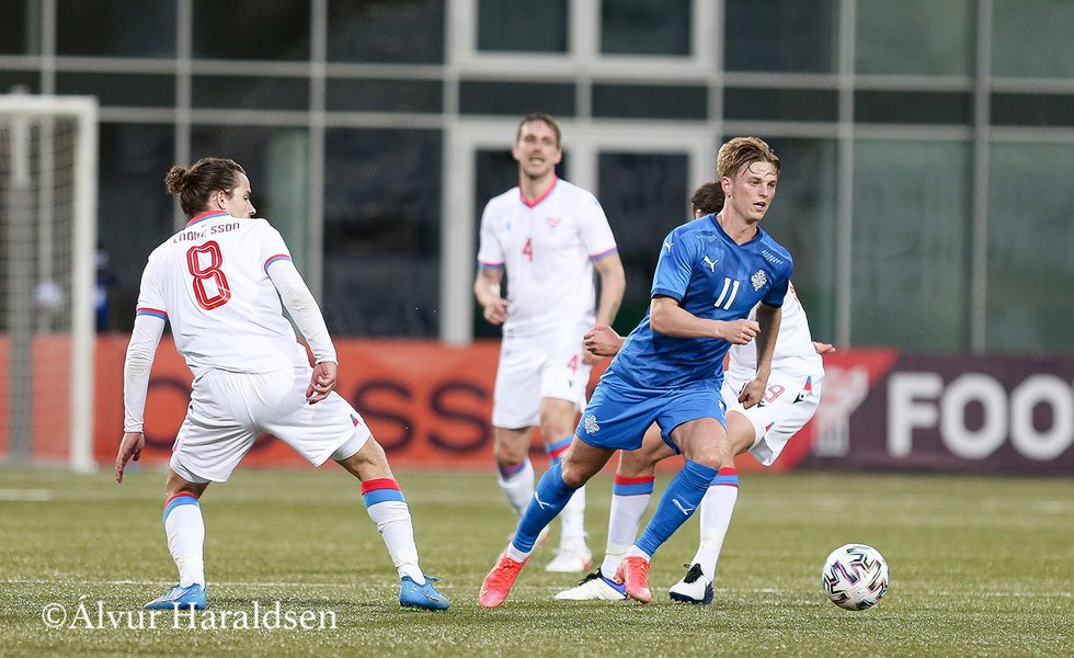 Albert Guðmundsson í dystinum á Tórsvølli