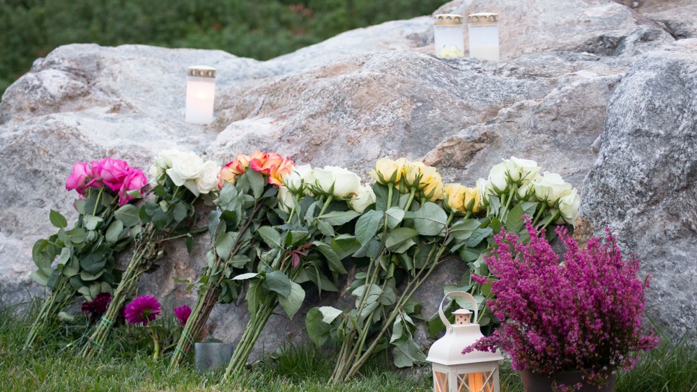 Í kvøld hevði Nordlyskatedralen dyrnar opnar, soleiðis at fólk fingu høvi at samlast í sorgini.