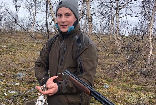 20 ára gamli, Kevin Berg, er ein av teimum, sum lótu lív. NRK vísir myndina eftir avtalu við familjuna.