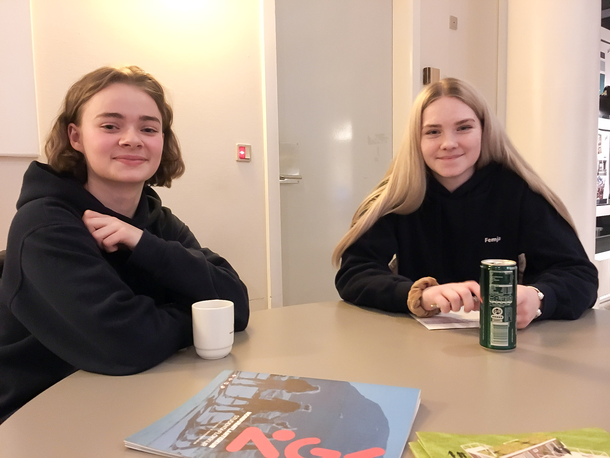 Angela Djurhuus úr Kollafirði og Femja Poulsen úr Havn eru føroysku næmingarnir í norðuratlantiska studentaflokkinum.