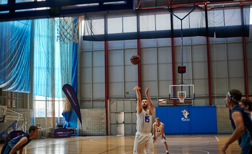 Bjarni W. Zachariassen tekur brotskast í dystinum móti Oynni Wight (Mynd: Hans Kristian Eyðunsson Hansen)