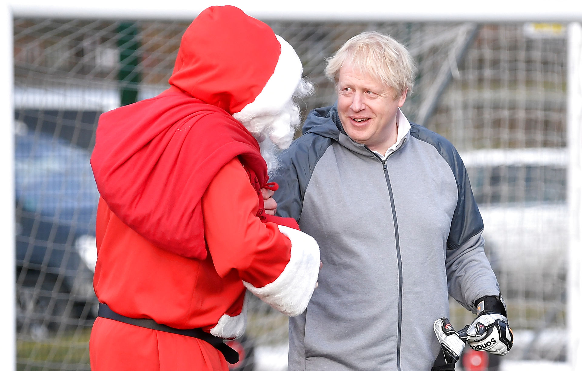 Mynd: Bretski forsætisráðharrin, Boris Johnson og jólamaðurin (Mynd: REUTERS/Toby Melville/Pool)