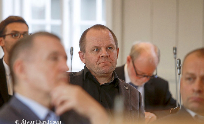 Brandur Sandoy spyr Jørgen Niclasen um koyrikort