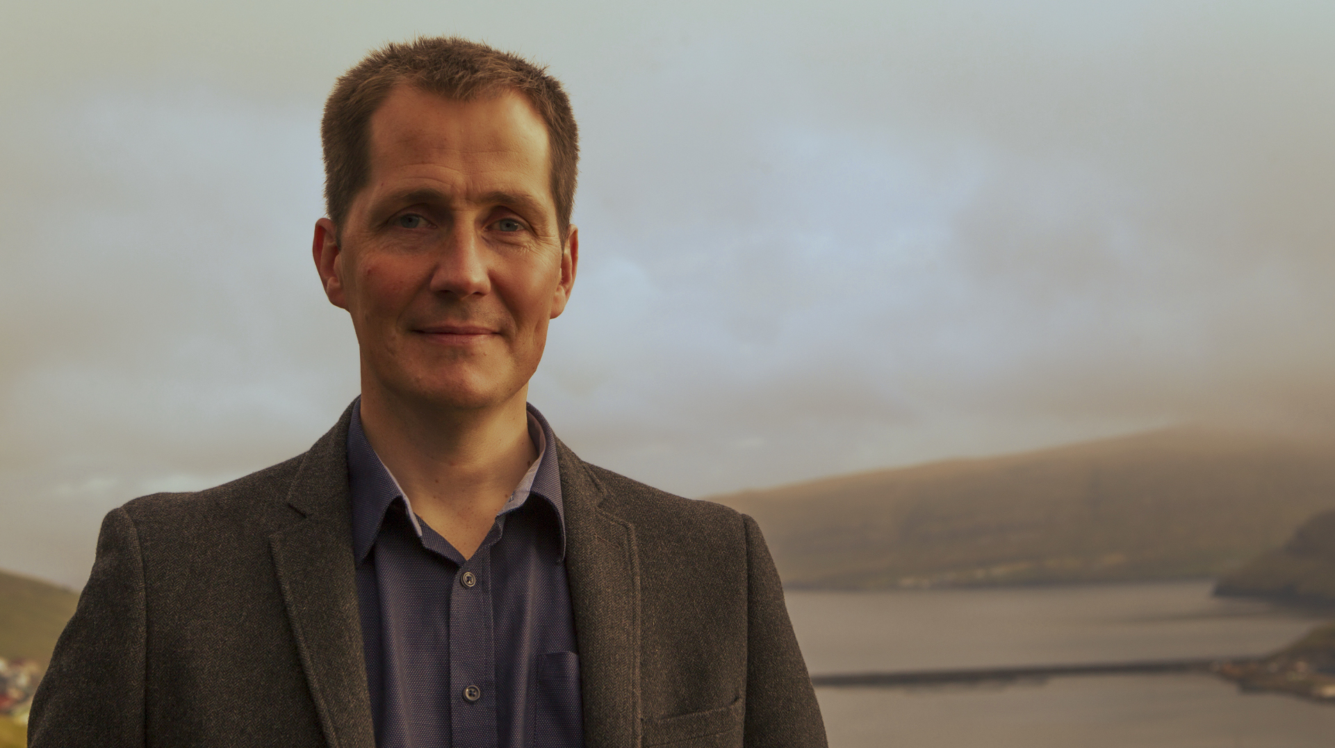 - Eg gleði meg til ríkar løtur saman við familju og vinfólki í komandi ári, bæði her á leiðini, kring landið og uttanlands, sigur Dennis Holm.
