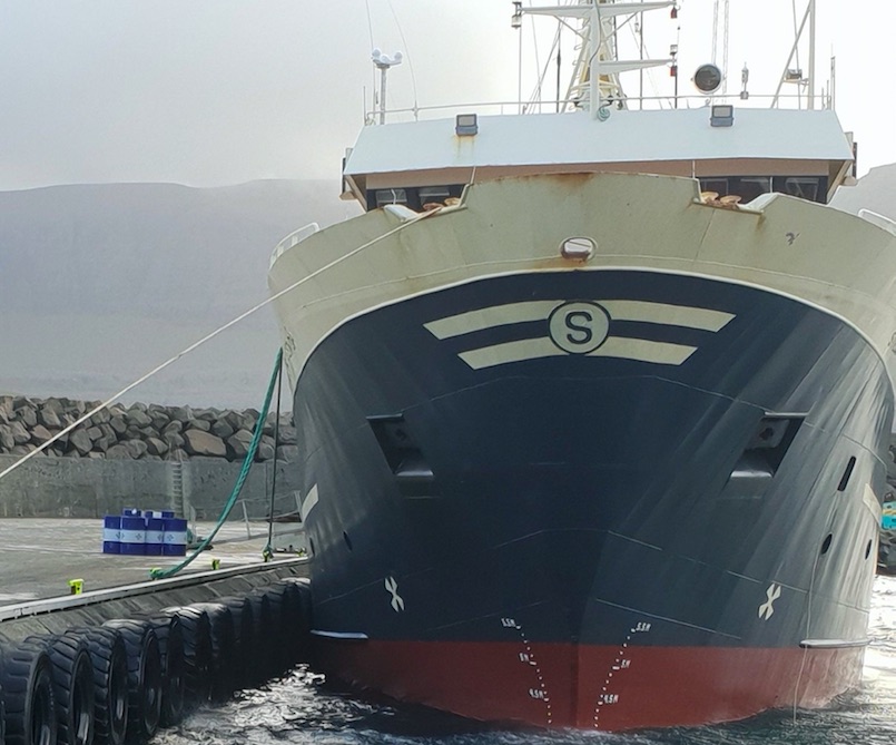 Í løtuni eru tveir djúpvatnstrolarar til fiskiskap. Myndin er tilvildarlig.