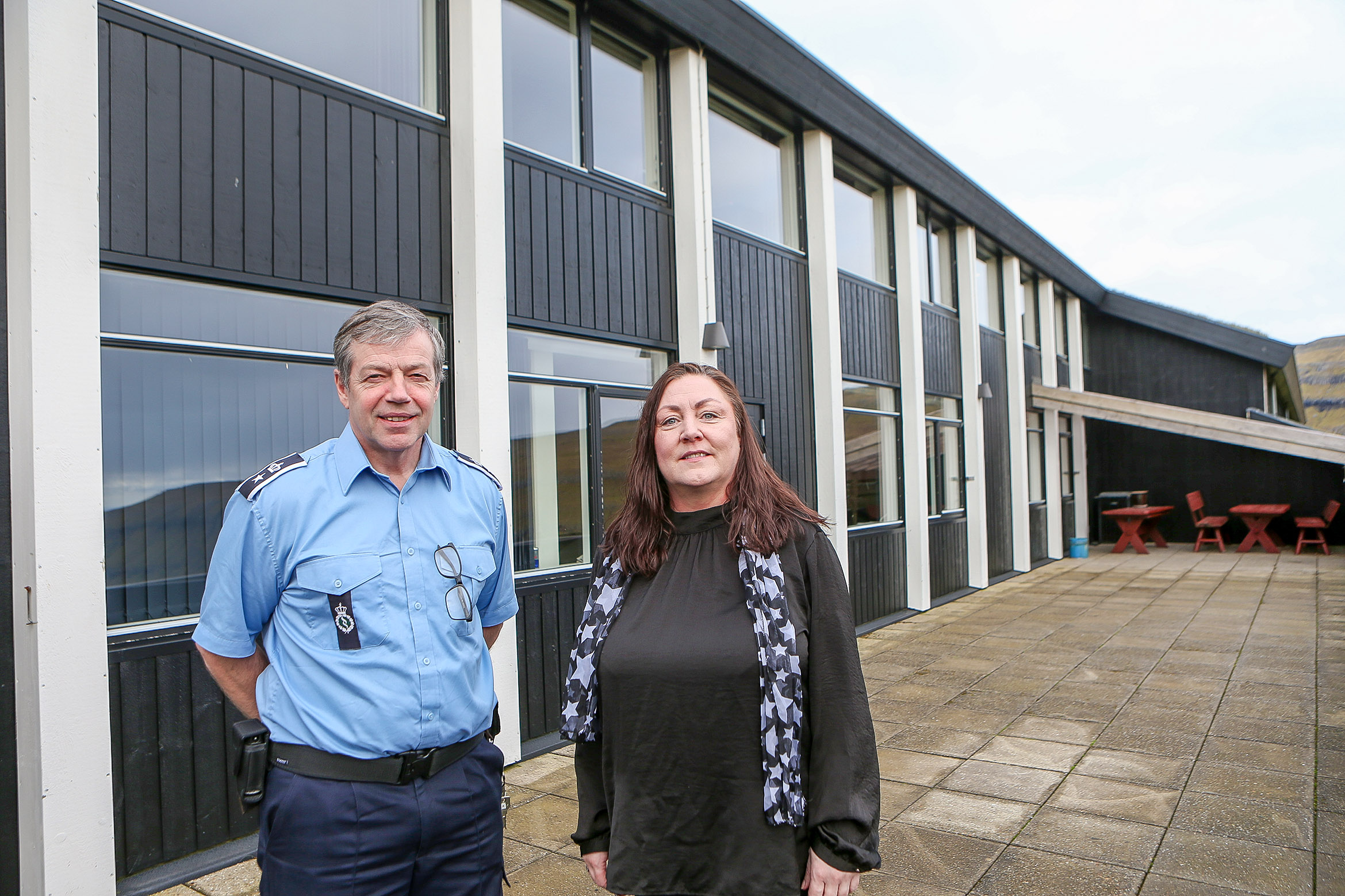 Heðin Askham, dagligur leiðari í varðhaldinum, og Elkin Klettheyggj, stjóri fyri Kriminalforsorgina í Føroyum. Mynd: Álvur Haraldsen