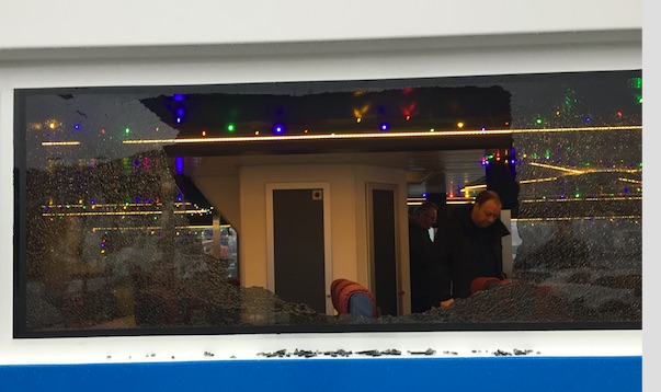 Ein maður, sum var á bryggjuni, segði, at slíkt er eisini hent við rútum í onkrum nýggjum bussi.