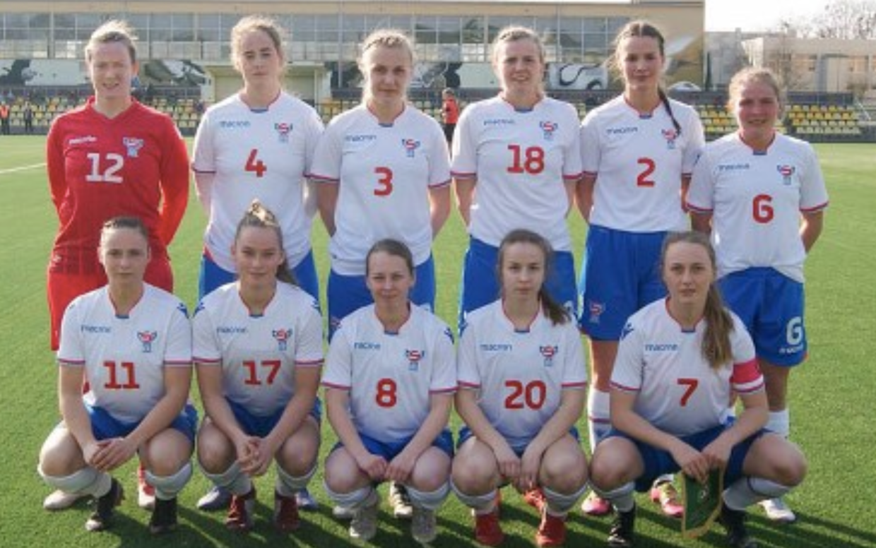 Tvær altjóða veddingarfyritøkur halda, at føroyska kvinnulandsliðið hevur gott og væl ongan møguleika móti Wales (Savnsmynd)