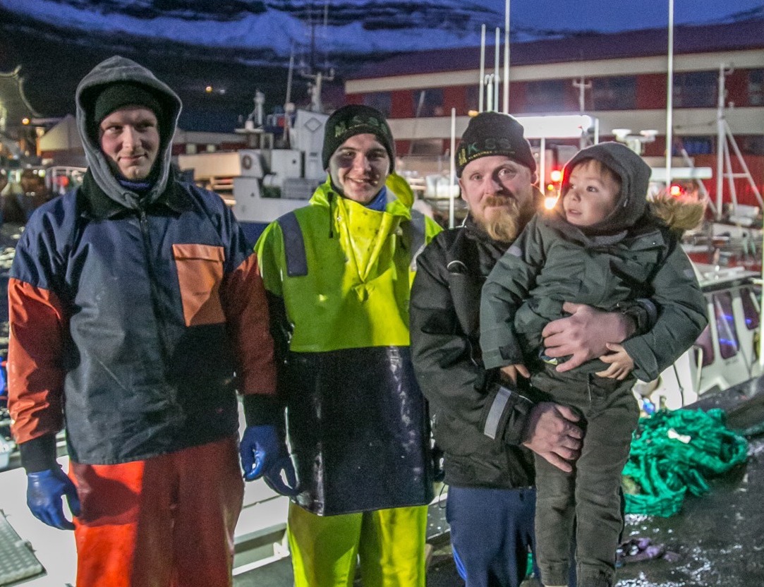 - Eg havi verið heppin við góðum fólki, bæði uppi á landi og í bátinum, sigur Gundur A. Sørensen, ytst høgrumegin. Mynd: Símun á Høvdanum.