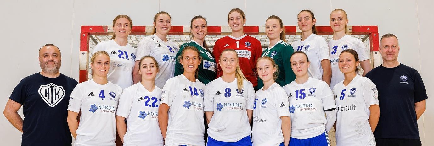 Magna Tórðardóttir er nummar 15 og Marianna G. Eystberg er nummar 3. Tær síggjast t.h. á myndini (Mynd: HIK Håndbold) 