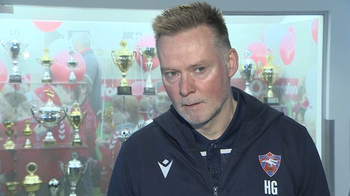 Heimir Guðjónsson og hansara menn í Vali halda meistarakósina uttan nevniverda føroyska spælitíð