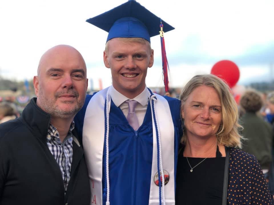 Her sæst Bastian Heinason Zachariassen saman við foreldrunum við próvnum frá Tamalpais High School í Kalifornia (Facebookmynd)