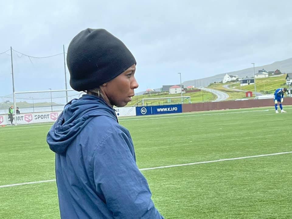 Enska Helen Lorraine Nkwocha er fyrsta kvinnan, ið er høvuðsvenjari hjá einum liði í einari bestu mansdeild í einum UEFA-limalandi (Mynd: Dagfinn Olsen)