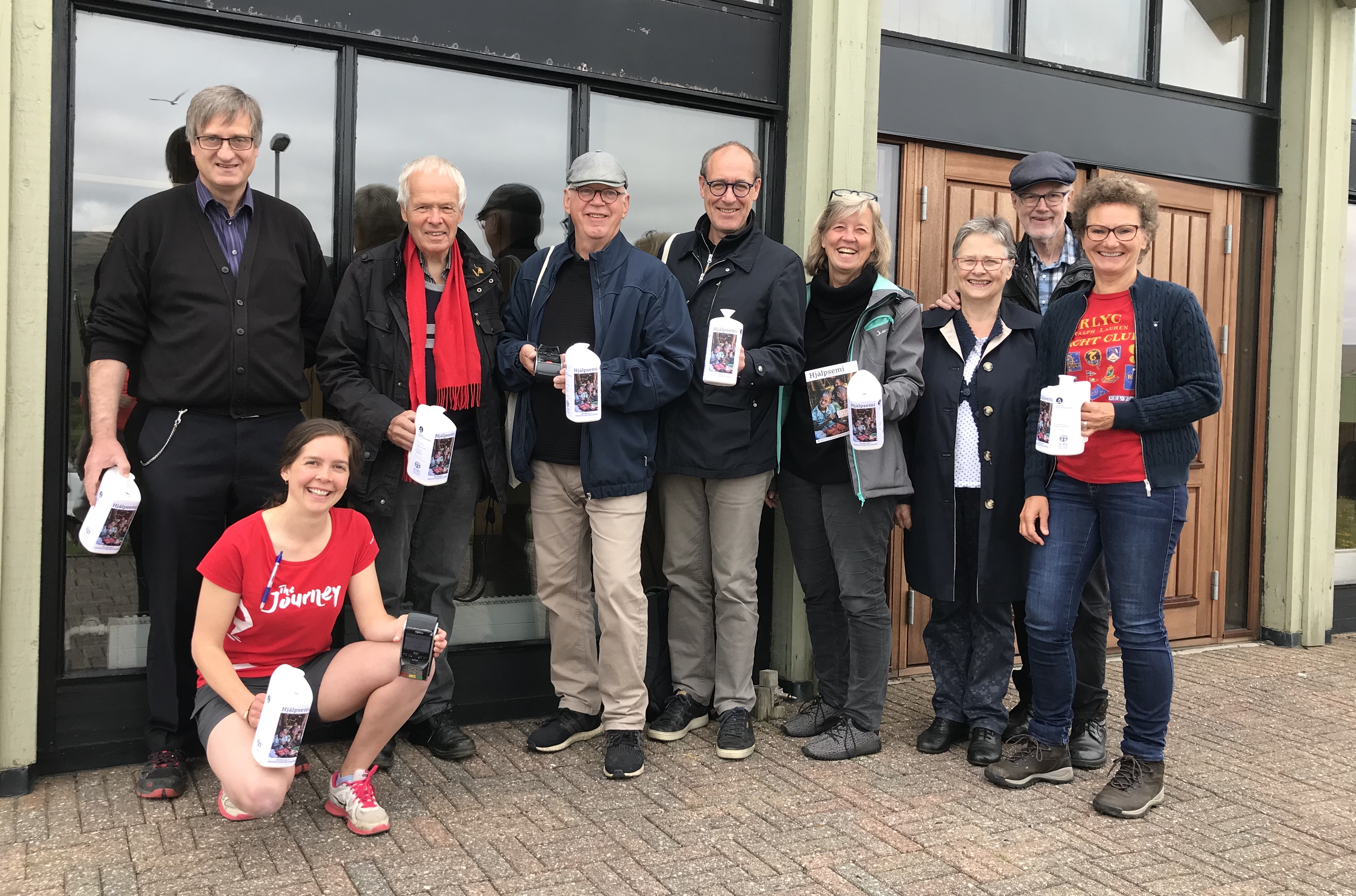 Bólkurin, sum gekk frá hurð til hurð í fjør var bæði úr Danmark og Føroyum. Harri Gudmundsson er nr. 2 frá høgru og Jens Vesterager er nr. 5