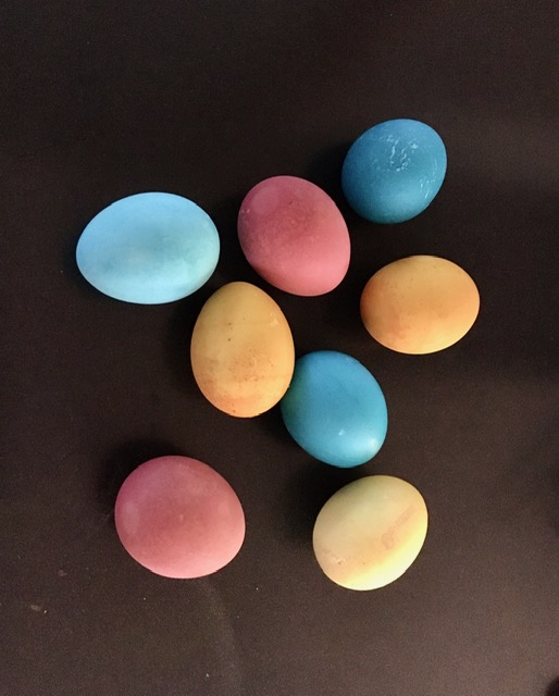 Páskabreyðini eru eisini stuttlig at gera saman við børnum - fyrst lita egg og síðan gera deiggj