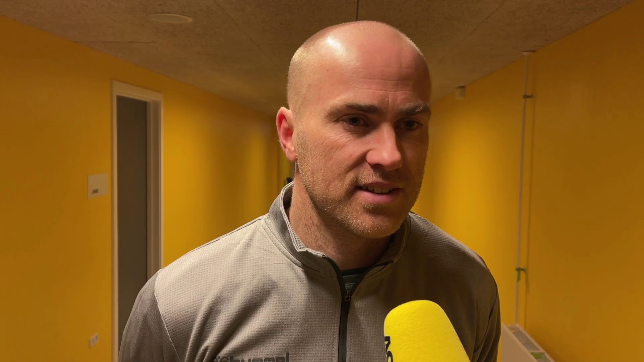 Jens Berthel Askou hevur enn sítt fyrsta stig og sítt fyrsta mál til góðar í superliguni sum høvuðsvenjari hjá AC Horsens (Youtubemynd hjá AC Horsens)