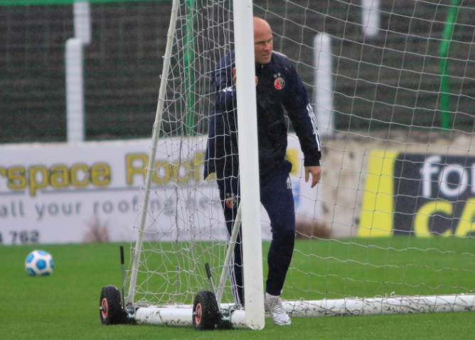 Her sæst Jens Berthel Askou undir venjingini HB hevði á aldargamla vøllinum hjá Glentoran FC, The Oval í Belfast (Mynd: hb.fo)