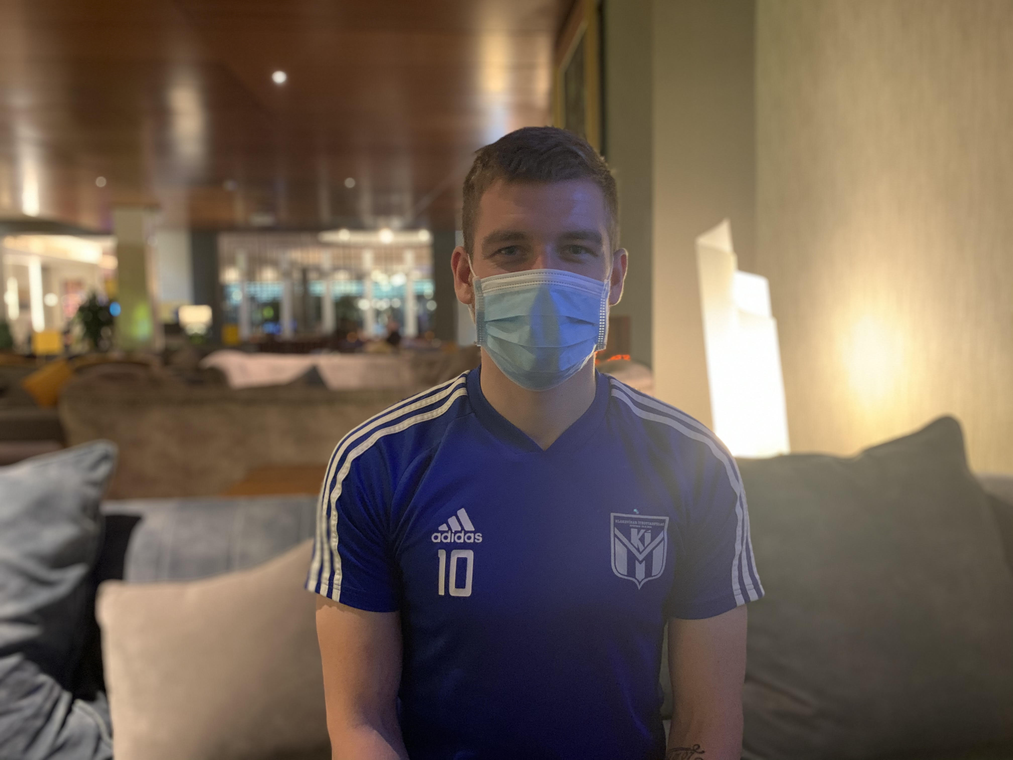 Myndin reportarin hjá FM1, Petur Asbjørn Lervig tók av Jóannesi Bjartalíð á gistingarhúsinum í Dublin