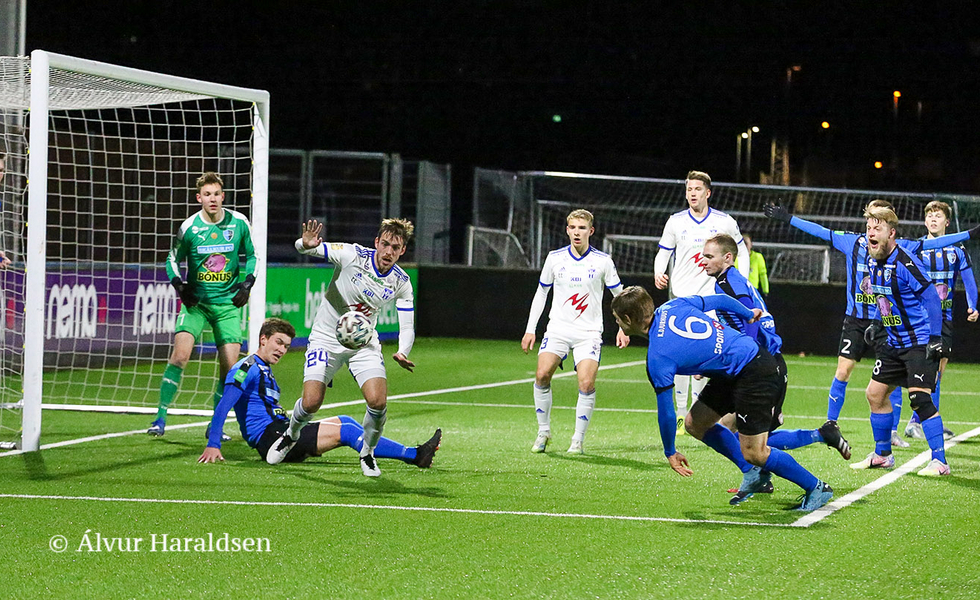 Aftaná dystin í Klaksvík prátaði reportarin hjá FM1, Sjúrður H. Hoydal við nummar 3 hjá KÍ, Jóannes K. Danielsen og nummar 8 hjá EB/Streymi, Bárður Olsen