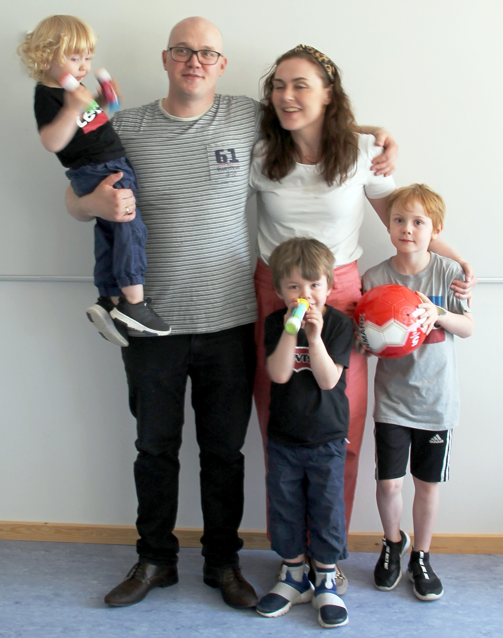 Jonhard Jógvansson saman við konuni, Tordis Kristiansdóttir, og teirra trimum sonum