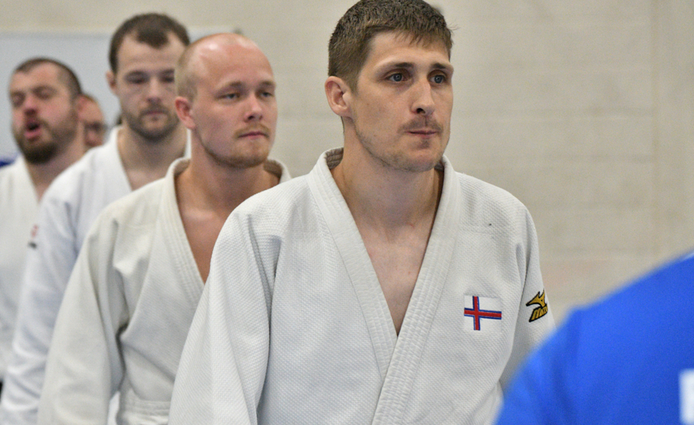 Føroysku judo-mennirnir ganga inn til finaluna í liðkappingini (Mynd: Hans Kristian Eyðunsson Hansen)