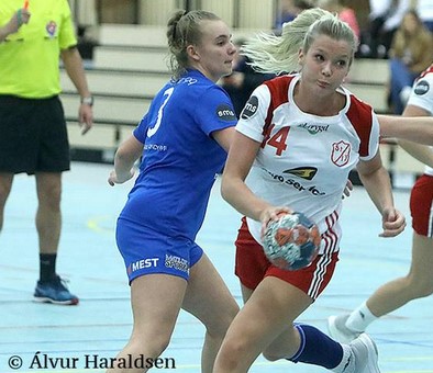 Her sæst Karina Berg Høgnesen hjá StÍF í dysti móti Neistanum