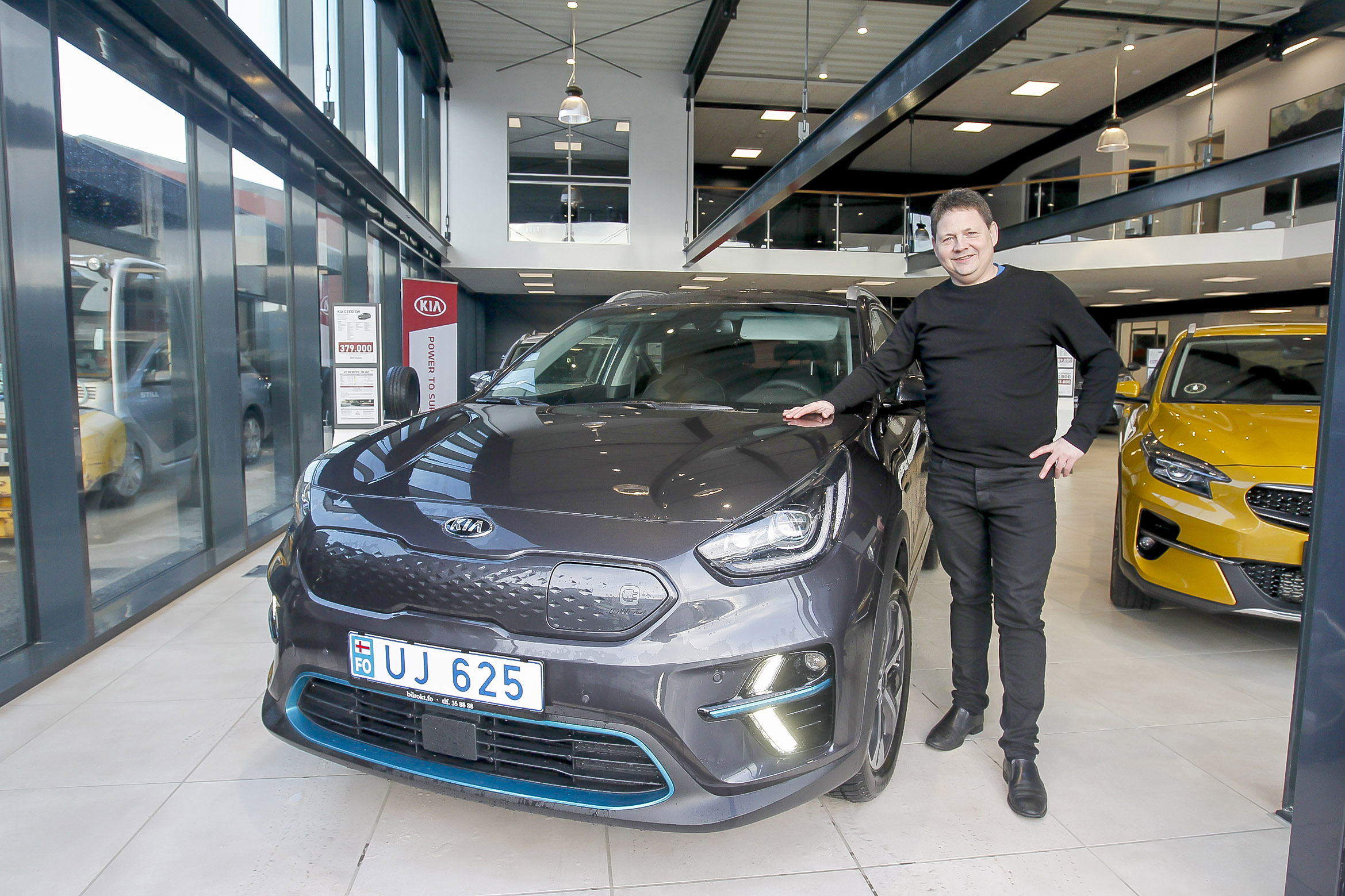 Vinjard Johansen, sølustjóri hjá Bilrøkt, við el-bilinum Kia e-Niro (Myndir: Álvur Haraldsen)