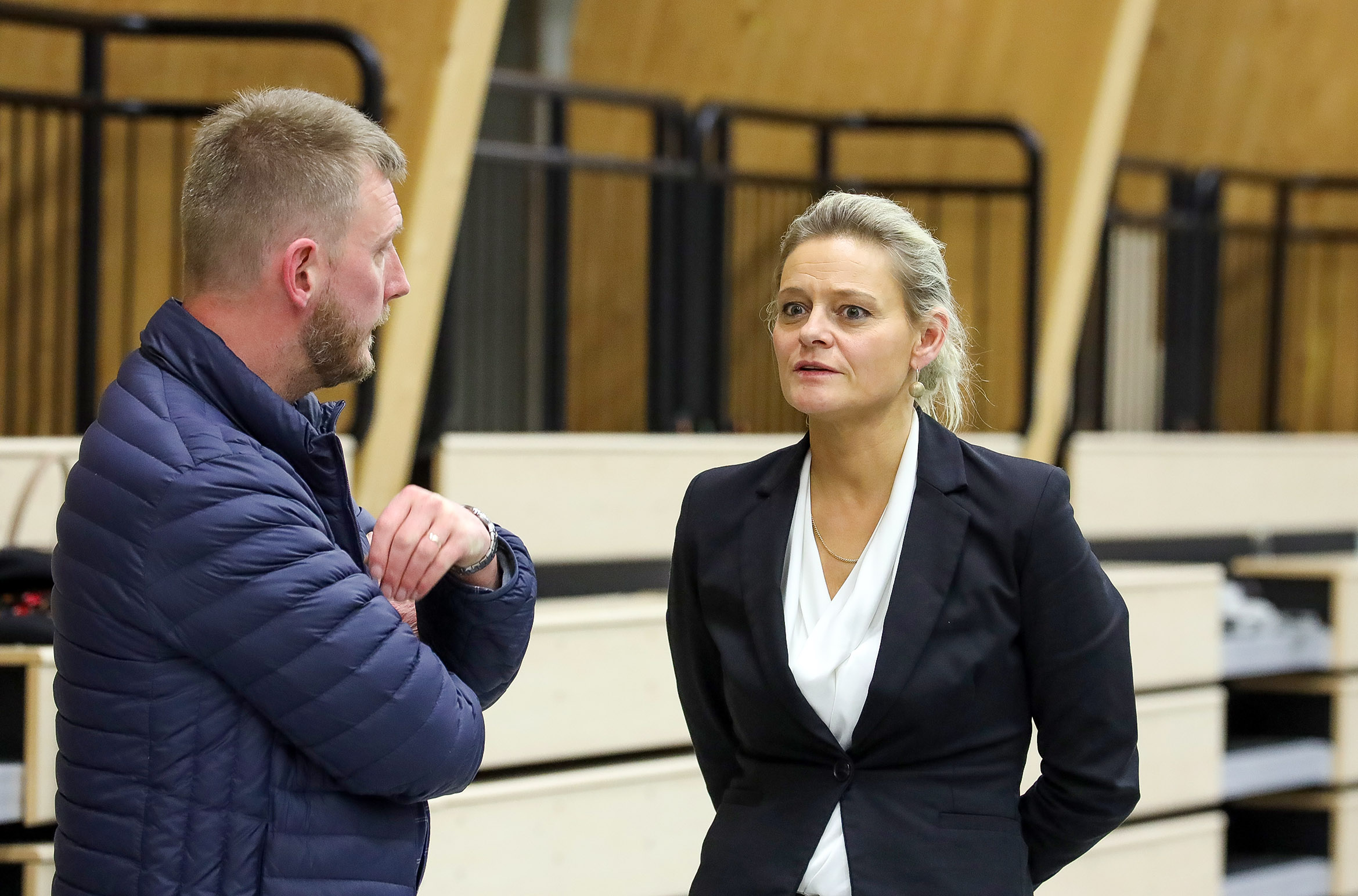 Annika Olsen og Kristian Martin Skála, sum kemur í býráðið, um Annika leggur sessin frá sær