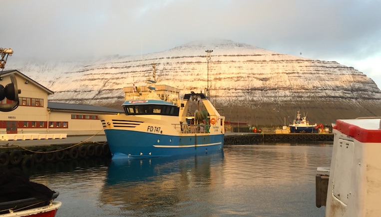 Myndin er tikin í góðveðrinum í Leirvík í dag.