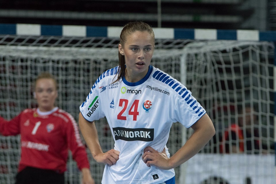 Lív S. Poulsen er von at spæla ímóti teimum eldru. Farna kappingarár spældi hon sínar fyrstu minuttir í fremstu donsku deildini og á myndini spælir hon fyri føroyska U19-landsliðið - hóast hon framvegis bert er 17 ára gomul