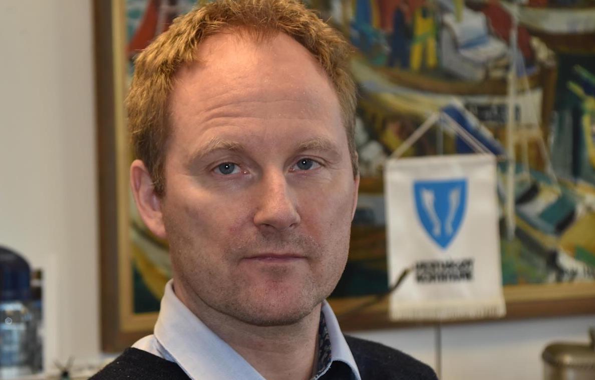 Myndina av borgarstjóranum, Remi Solberg, eigur Vestvågøy kommuna.