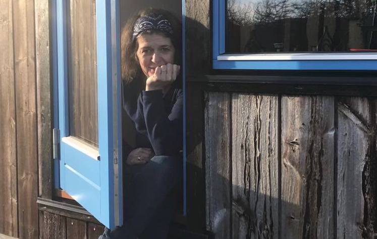 - Vit hava ongantíð verið bangin, nú bæði maðurin og eg hava korona-smittu, sigur Marin Katrina Frýdal.