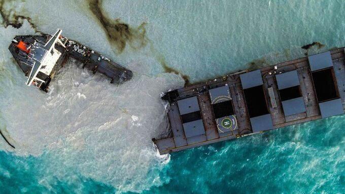 Tá Wakashio sigldi á rivið, hevði tað eina last á næstan 4000 tons av tungolju og dieselolju umborð.