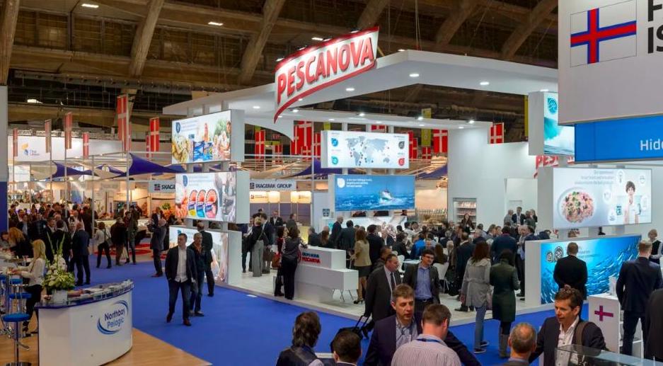 Her sæst føroyska Merkið á stóru sjómatamessuni í Brúxells.