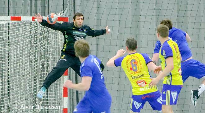 Mladen Mjerimacka mátti síggja liðfelagarnar brenna ímóti stórspælandi Nicholasi Satchwell. Kortini bjargaði VÍF-málverjin annað stigið í evstu løtu