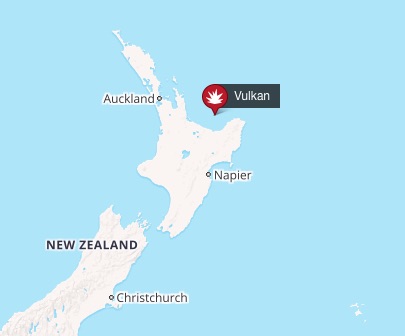 Eingin býr á White Island, men nógv ferðafólk vitja á oynni.