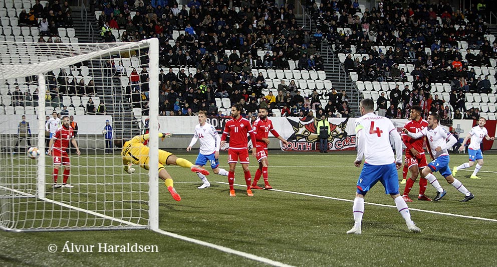 Her skorar Rógvi Baldvinsson føroyska sigursmálið