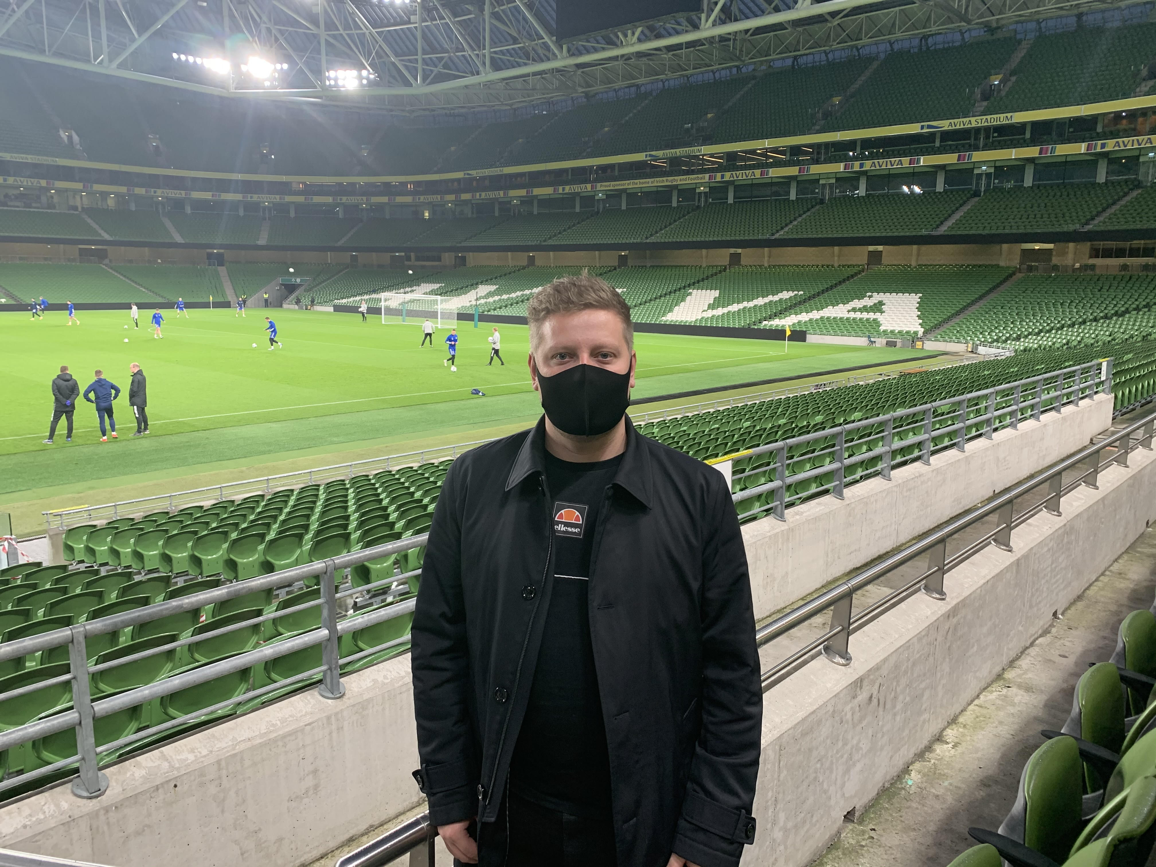 Her sæst marknaðarleiðarin og miðlaleiðarin hjá KÍ, Rói Clementsen til venjingina hjá KÍ á Aviva leikvøllinum í Dublin