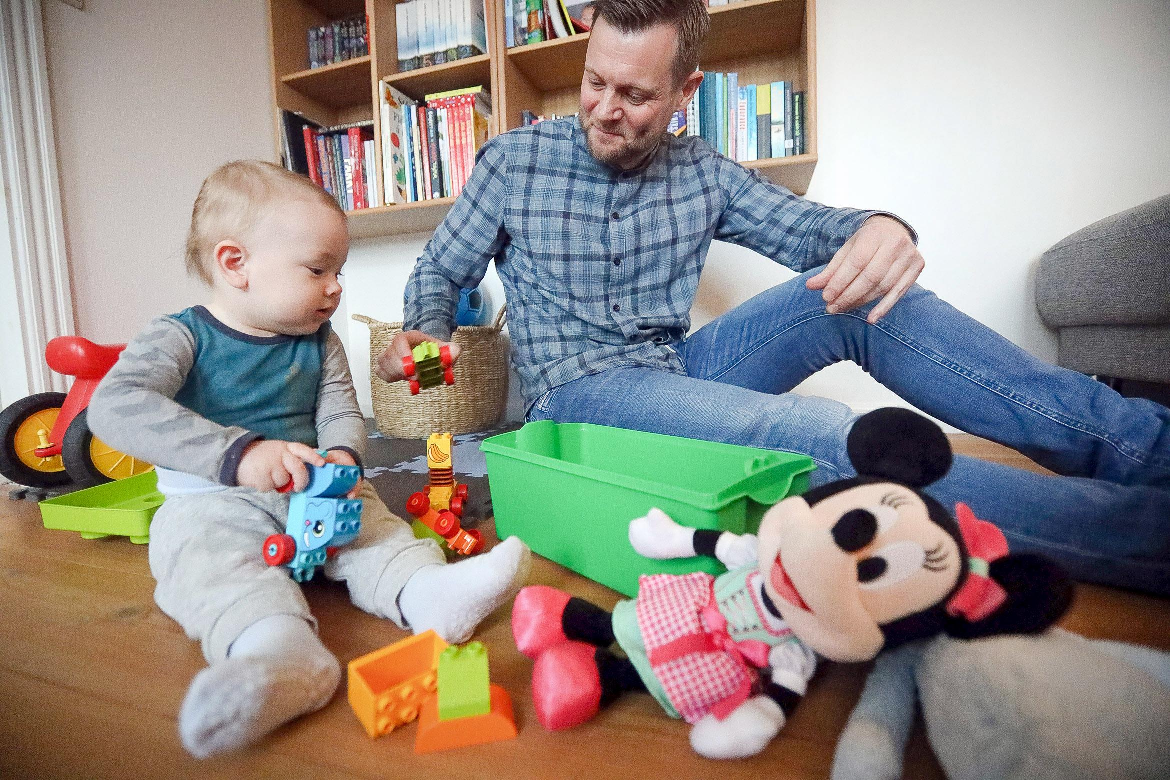 Rúni og Jónatan spæla eina løtu á gólvinum. Mynd: Álvur Haraldsen