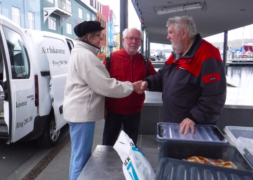 Mortan Johannesen er fastur fusur í Vágsbotni, og mangan er hann eisini umringaður av útlendskum ferðafólki. Og nú lovar býráðslimur, at hann skal fáa betri umstøður