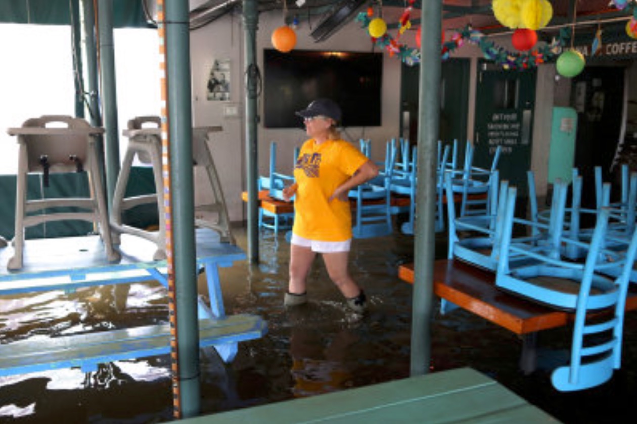 Í Mandeville er caféeigarin Robyn Iacona-Hilbert farin at hyggja, hvørjar avleiðingar ódnin hevur havt. Mynd: Jonathan Bachman/Reuters