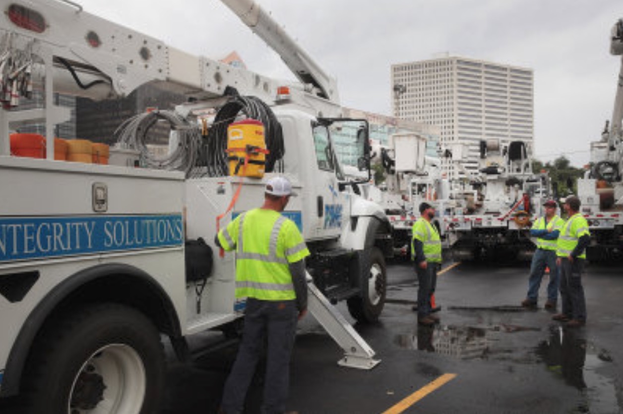 Tilbúgvingarhjálp var boðsend úr Florida. Sjálvt um Barry var niðurgraderað frá orkan til tropiska ódn, var kortini væntað, at nógvi vindurin kundi gera stóran skaða. Mynd: Scott Olson/Ritzau Scanpix
