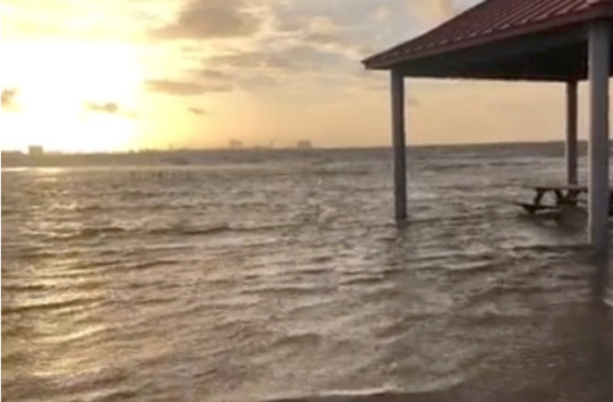Í statinum Missisippi stóð strondin við Long Beach longu undir vatni fríggjadagin av tropisku ódnini Barry, sum var á veg í móti syðra parti av USA. Mynd: Social Media/Ritzau Scanpix